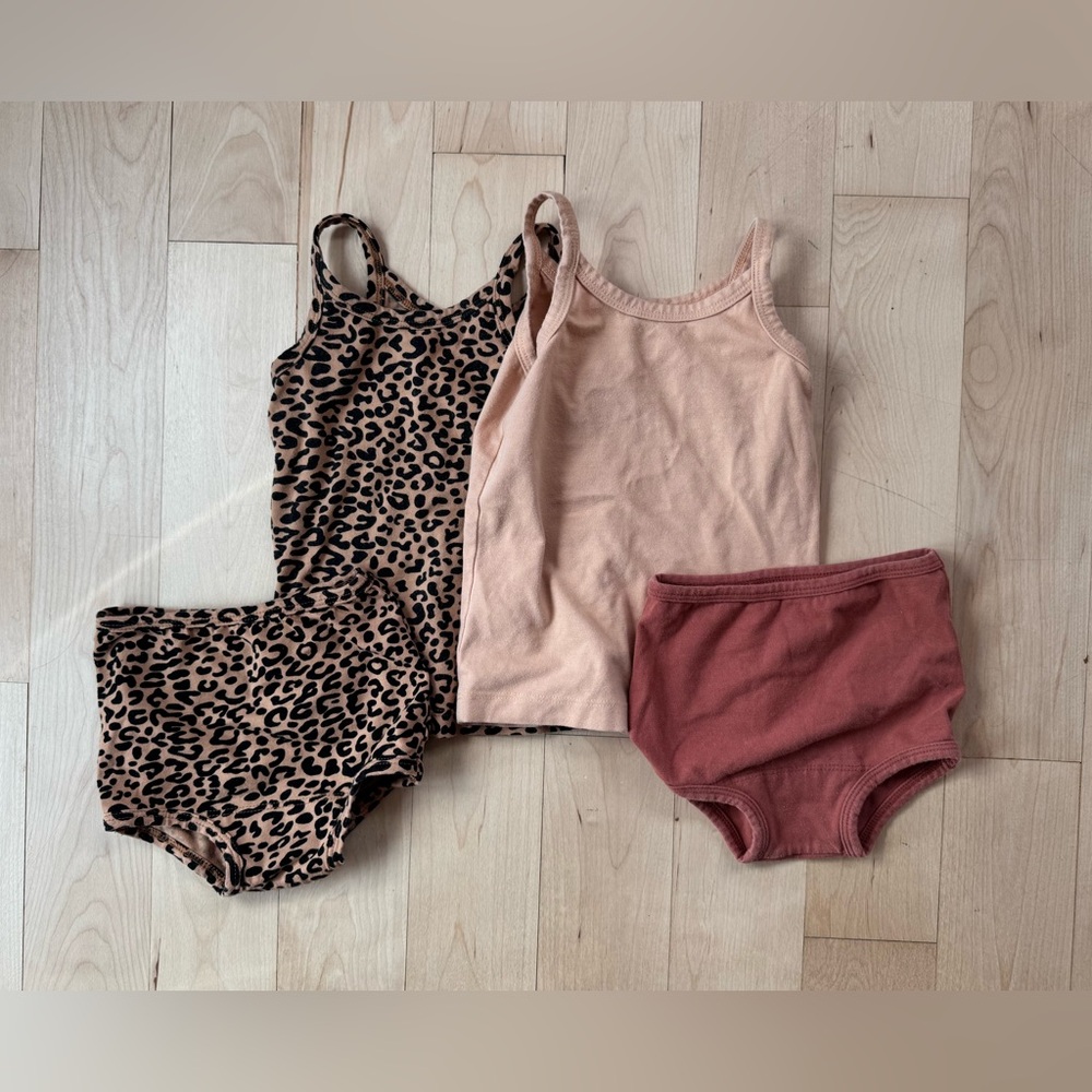 Kids Arq top and bloomers in size 4-5 but I felt that it fits like a 2T
